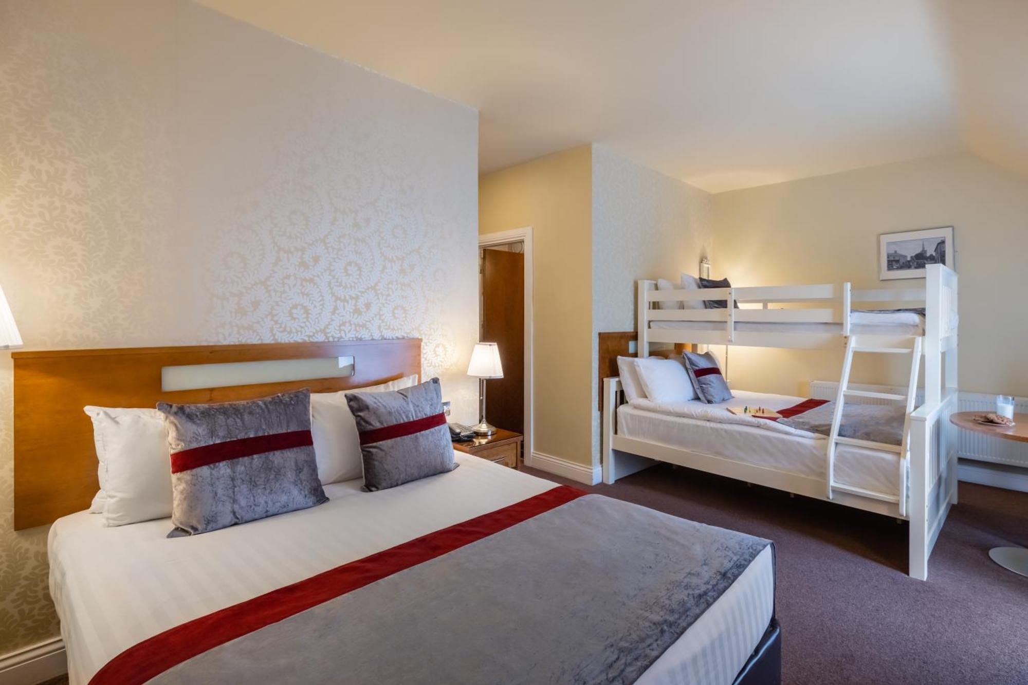 Hotel Raheen Woods 4*